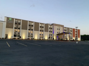 Comfort Inn & Suites Fall River