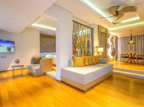 Crest Resort & Pool Villas