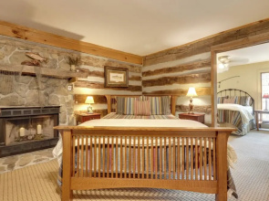 Fire Pit & Deck! Cozy Smoky Mtn Retreat on River