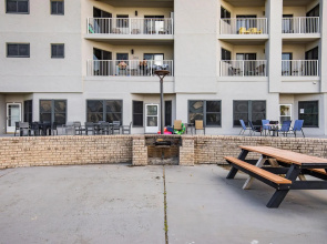 Charming Condo on White Sands of Fort Morgan With Multiple Pools and hot Tubs