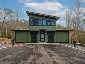 Game Room-hot Tub-10 Mins to Downtown Gatlinburg