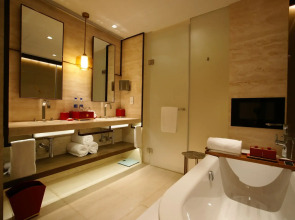 HUALUXE Shanghai Twelve at Hengshan by IHG