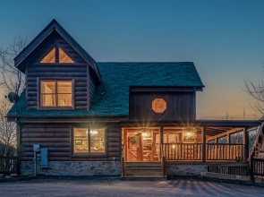 Bear Vista Retreat w HotTub Pool View