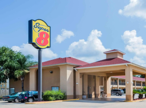 Super 8 By Wyndham Lake Charles Northeast