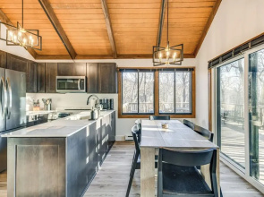 Walk to Ski Slopes: Wintergreen Resort Treehouse
