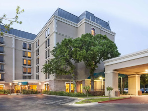 DoubleTree by Hilton Austin - University Area