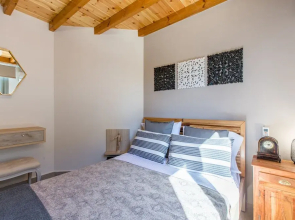 Kismet Apt - Retreat to a Stylish home