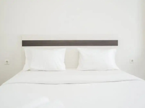Nice And Artistic 1Br At Saveria Apartment