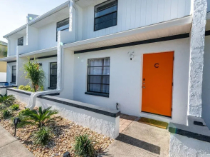 Amazing 2 BDR Townhouse Near beach