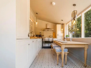 Cosey 2 Bed Cottage With Pool 35 Mins From London