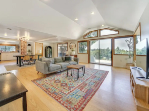 1/2 Mi to Yarrow Bay: Family Home in Kirkland