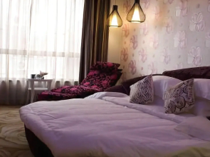 Colourful Season Hotel