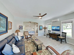 Walk To Beach! Updated Hideaway W/ New Kitchen 1 Bedroom Apts