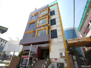OYO 5710 The Majestic Crown Hotel