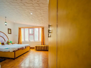 OYO 13693 Home Royal Wood 3BHK Mall Road