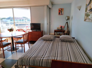 Studio with partial sea views in the popular seaside resort of Benodet