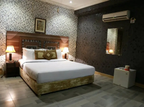 Family Hotel Davis Road Lahore