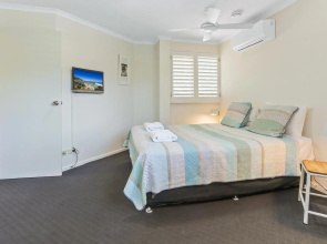 Seaside apartment minutes from Sunshine Beach