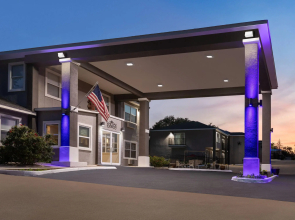 Days Inn by Wyndham Suites Fredericksburg