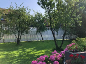 Tiny house in tuin van de statige villa Mariahof