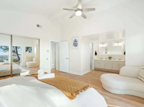 Spacious Retreat With Scenic Mountain Views