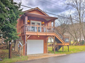 'the Boat House' Creekside Escape in Hot Springs!