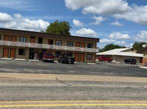 Redbud Inn