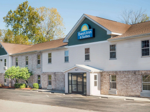 Days Inn & Suites by Wyndham Sellersburg