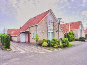 Spacious Stay Near the Sea