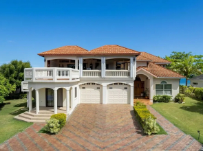 Oceanfront 'majestic Beach House' w/ Gym + Pool!