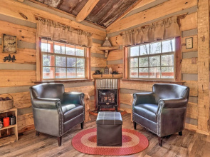 Hand-crafted Creekside Treehouse With Grill!