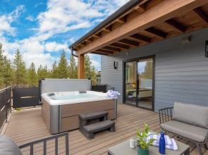 Sleeps 20 4 Units, Hot Tub, Deck, Near Downtown+old Bend Aerie by Avantstay