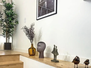 Bucks4 Fantastic 1BD + 1 Triplex Next to Ribeira