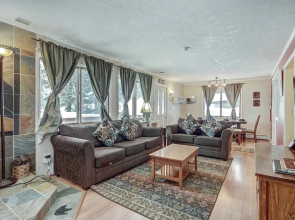 Lazy Dog Lodge 3 Bedroom Home by RedAwning