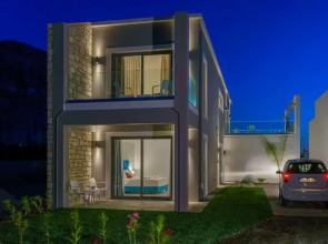 Beachfront Luxurious Villa With Private Pool 30m to Shops Restaurants