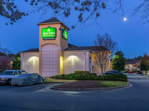 HomeTowne Studios by Red Roof Atlanta – Peachtree Corners