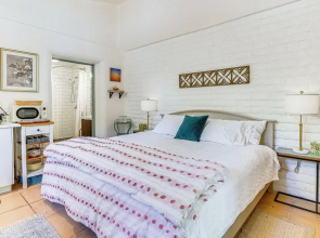 Casa Paloma Studio: Artsy & Airy w/ Hot Tub Access