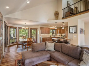 3 Tumalo-AC-Hot Tub-4BR/3BA