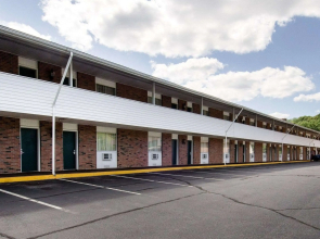 Econo Lodge Inn & Suites
