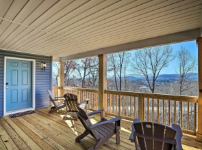Charming Retreat w/ Mtn Views: Walkable Location!