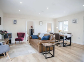 Skomer Lodge - 2 Bedroom Lodge - Manorbier