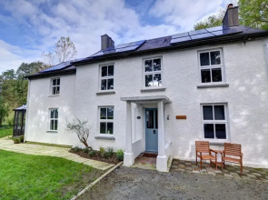 Restful Holiday Home in Glandwr near River