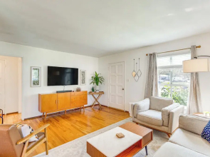 3 Mi to Universal Studios: Chic Home w/ Yard!