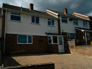 One king bed, fast WI FI, pool table jacuzzi gym and free parking near city