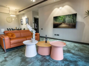 Naomi Boutique Suites