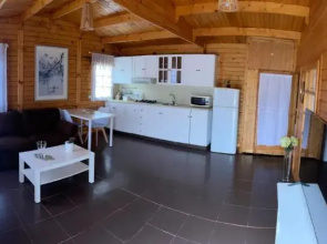 Agradable Mini Casa de madera con jardín amplio