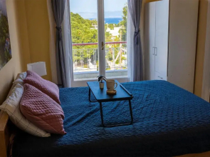 Lovely 1-bdrm condo, balconies 5 min walk to beach