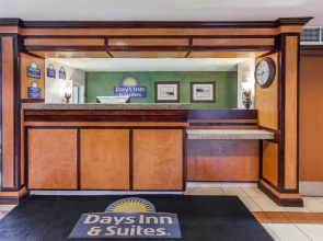 Days Inn & Suites Warren