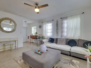 3 Mi to Beach: Quaint Home w/ Patio in Hollywood