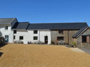 Bowood Cottage With Great Activities Barn